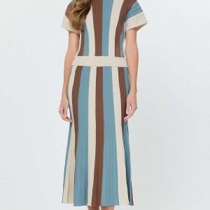 Top con maxi skirt rayas crema con cafe y azul