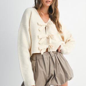 Sweater Crema Con Moño Pecho