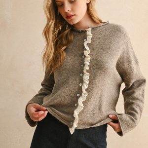 Sweater mocha con olan crema frente