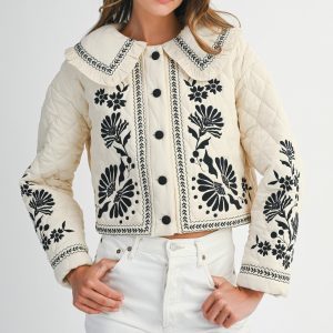 Chamarra crema con cuello borado y estampado negro