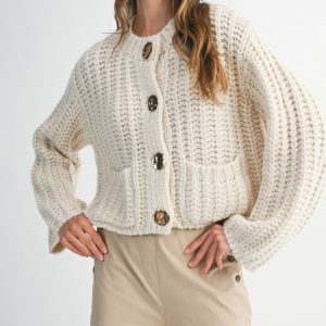 Sweater chunky crema con botones grandes dorados