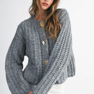 Sweater chunky gris con botones grandes dorados