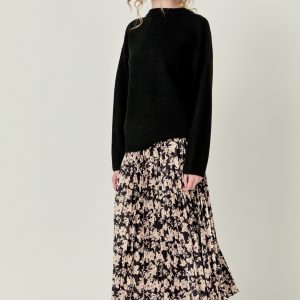 Falda negra con flores crema tableada