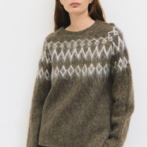 Sweater café triangulos pecho