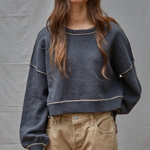 Sweater gris con outline beige