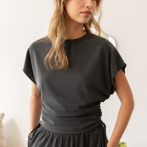 Top gris arrugado lados