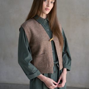 Chaleco café abierto con boton madera