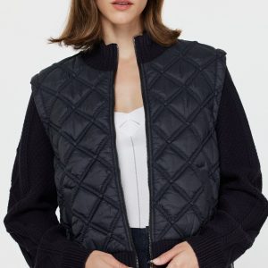 Chamarra negra acolchonada pecho y manga sweater