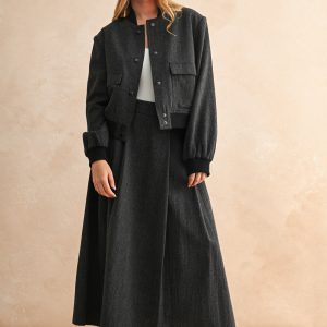 Chamarra gris con cuello negro