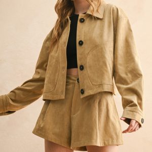 Chamarra beige botones oscuros