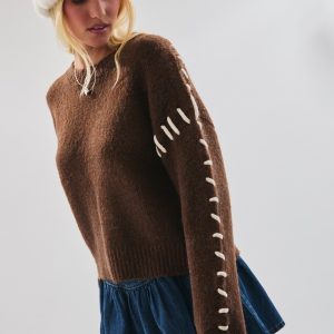 Sweater café con outlines blanco