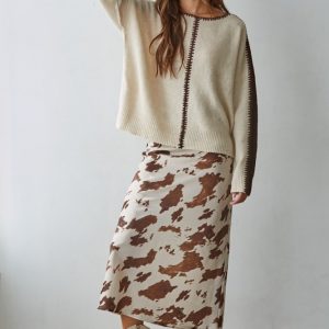 Sweater crema con linea punto negra