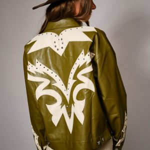 Chamarra verde con apliques crema