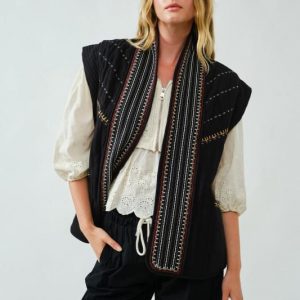 Chaleco negro con cuello rojo