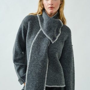 Sweater con bufanda gris