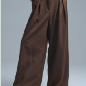 Pantalon beige con cinturon media luna