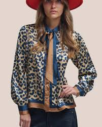 Top animal print corbata