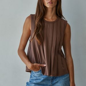 Top cafe pliegues pecho