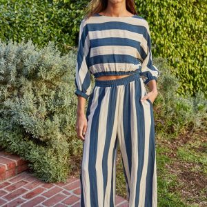 Set top con pantalon rayas anchas azul crema