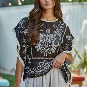 Top bordado negro con blanco