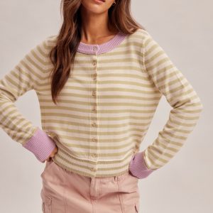Sweater delgado verde con rayas verdes y cuello morado