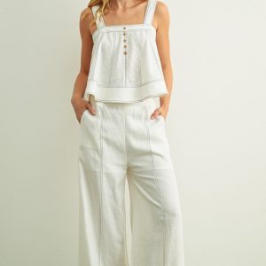 Set blanco top con pantalon botones madera