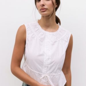 Camisa blanca sin mangas y jareta cintura