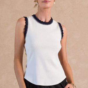 Top blanco con outline negro