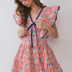 Mini dress rayas royas con flores cuello V