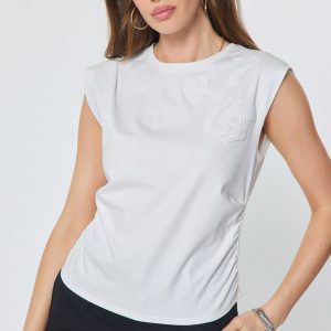 Top crema flores blancas hombro