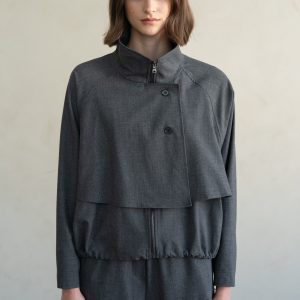 Chamarra de cuello alto gris