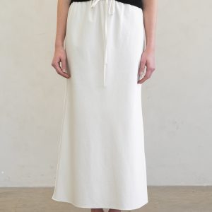 Falda satin midi crema